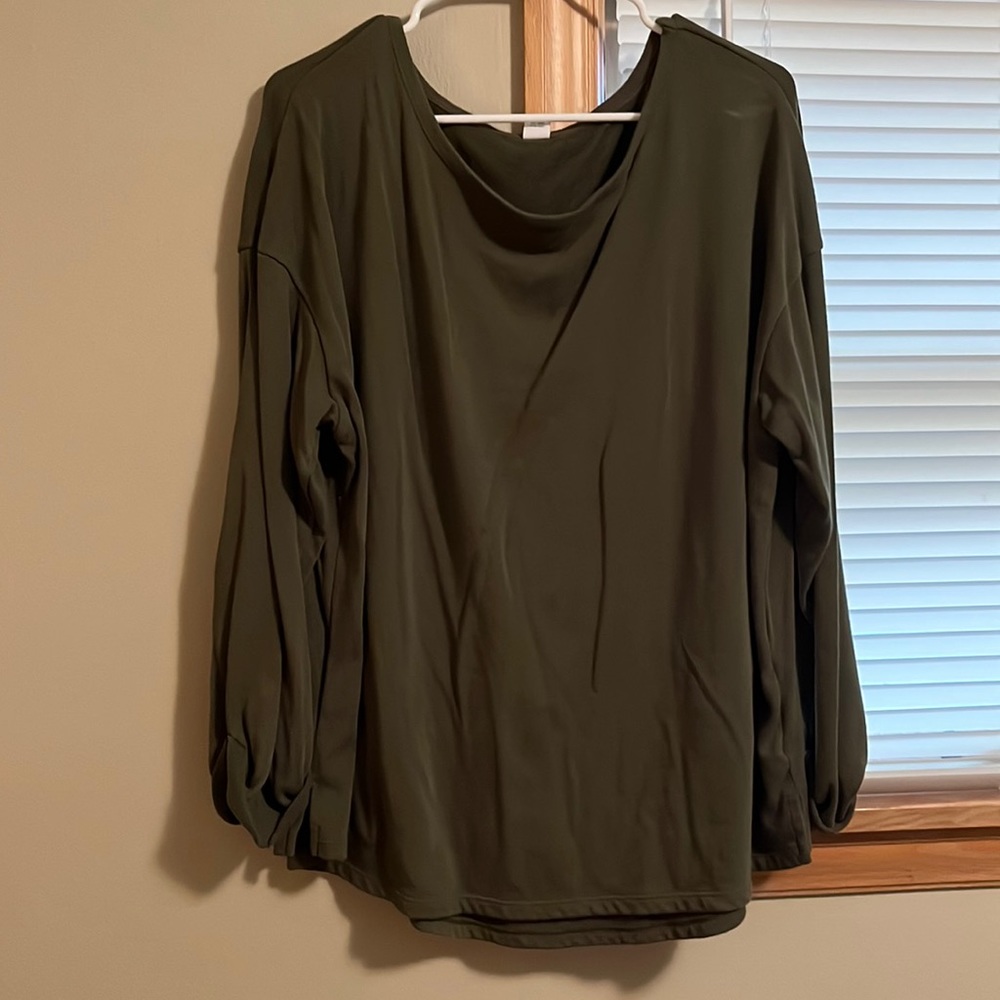 Dark green long sleeve sweater shirt